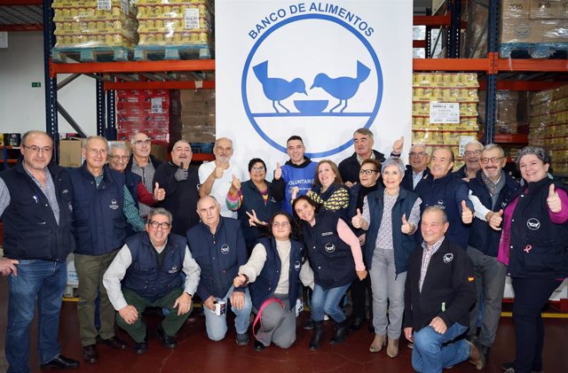 Iago Aspas con el chaleco de Banco de Alimentos.