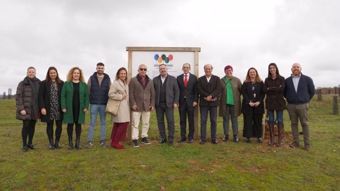 Foto de familia tras la inauguración del Bosque Olímpico Español en Camponaraya