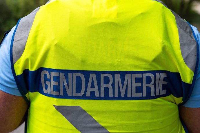 Archivo - April 27, 2022, Le Luc en Provence, Var, France: The word GENDARMERIE in capital letters seen on the yellow vest of a police officer during a traffic stop. In anticipation of the increased traffic on the French Riviera during the vacation season