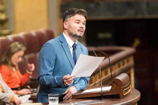 El portavoz de ERC en el Congreso, Gabriel Rufián, interviene durante la primera sesión del debate de investidura de Pedro Sánchez como presidente de Gobierno, en el Congreso de los Diputados, a 15 de noviembre de 2023, en Madrid (España). El Salón de Ple