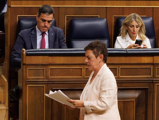 Archivo - La portavoz de EH Bildu en el Congreso de los Diputados, Mertxe Aizpurua, pasa por delante del presidente del Gobierno en funciones, Pedro Sánchez, y la vicepresidenta segunda, Yolanda Díaz.