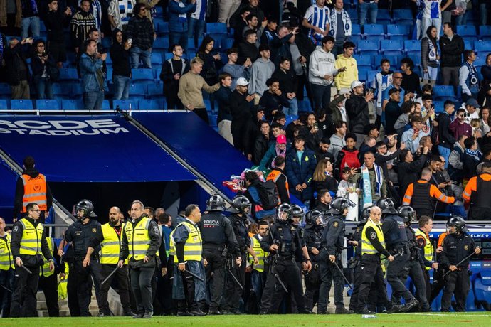 Archivo - Espanyol fans invade the field and are evicted by the Mossos de Esquadra Espanyol fans invade the field and are evicted by the Mossos de Esquadra during the spanish league, La Liga Santander, football match played between RCD Espanyol and FC Bar