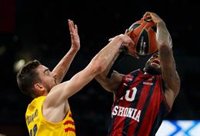 El Baskonia fulmina al Barça y se redime en el Buesa