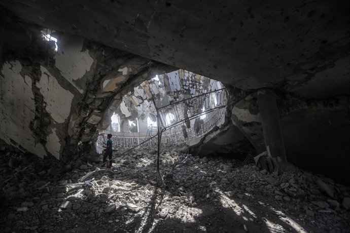 Imagen de archivo de una mezquita bombardeada por Israel en la ciudad de Jan Yunis