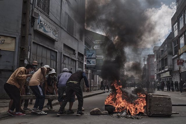 November 11, 2023, Antananarivo, Madagascar: Demonstrators move a block of stone to form a barricade in the middle of the road. With five days to go to the first round of Madagascar's presidential election, tensions are escalating between supporters of th