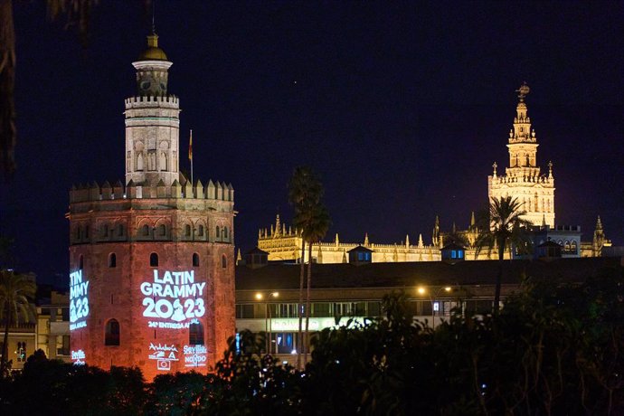 La Torre del Oro, iluminada para la ocasión para la Gala de los Latin Grammy 2023 en la ciudad de Sevilla, a 14 de noviembre de 2023 en Sevilla (Andalucía, España). Es la primera vez, desde su creación, que los Latin Grammy se realizan fuera de Estados Un