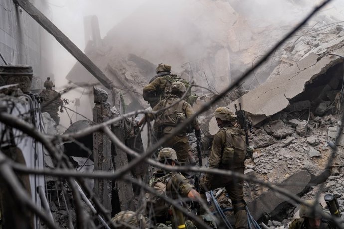 Militares israelíes en las ruinas de un edificio de la Franja de Gaza