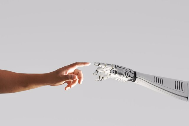 Archivo - Mano humana y mano de robot