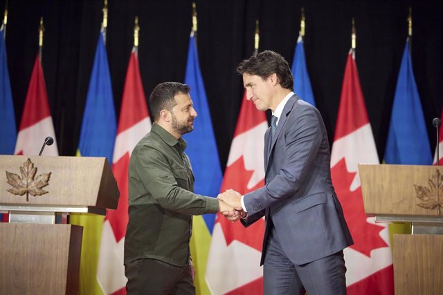 Archivo - Imagen de archivo del presidente de Ucrania, Volodimir Zelenski (izquierda) y el primer ministro de Canadá, Justin Trudeau (derecha)