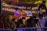 Foto: Unas 4.000 personas se manifiestan en la sede del PSOE por octava noche