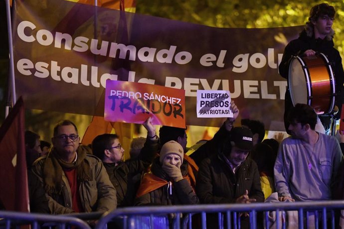 Decenas de personas portan carteles y pancartas durante una protesta en la calle Ferraz, a 10 de noviembre de 2023, en Madrid (España). Centenares de personas se han vuelto a concentrar frente a la sede del PSOE en la calle Ferraz en la octava jornada de 