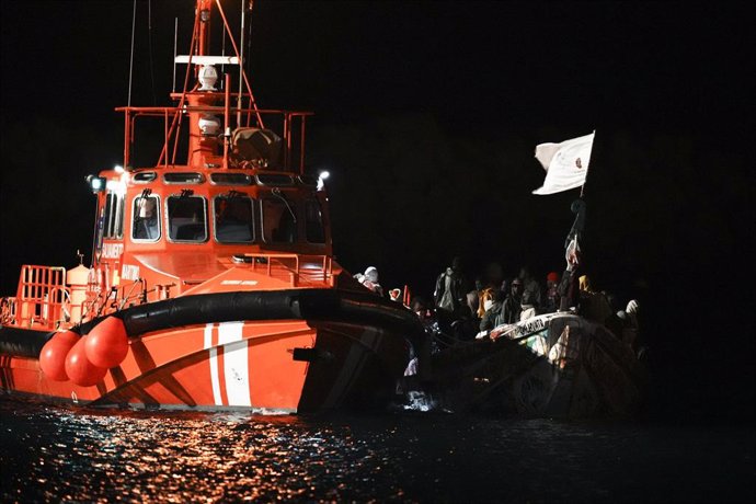 Decenas de personas en un cayuco son rescatadas a su llegada al muelle de La Restinga, a 4 de noviembre de 2023, en El Hierro, Islas Canarias (España). Salvamento Marítimo ha rescatado durante la madrugada de hoy un total de cuatro cayucos en aguas cerc