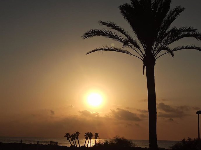 Archivo - Amanecer en una playa de la Comunitat