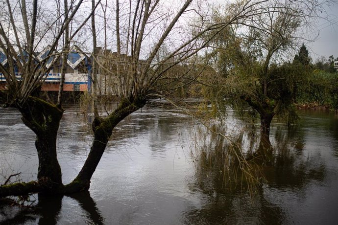 Calles inundadas a consecuencia de la crecida del río Tea, a 4 de noviembre de 2023, en Ponteareas, Pontevedra, Galicia (España). La borrasca Domingos ha llegado a Galicia con fuertes precipitaciones y rachas de viento que superan los 170 kilómetros por