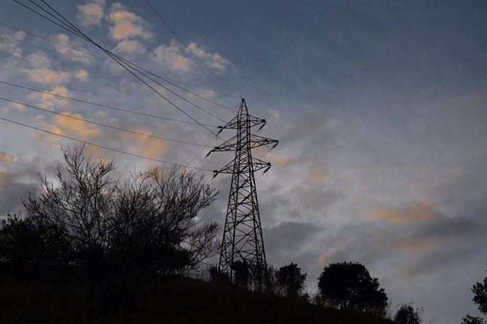 Archivo - Tendido eléctrico, a 31 de diciembre de 20, Cataluña (España). 