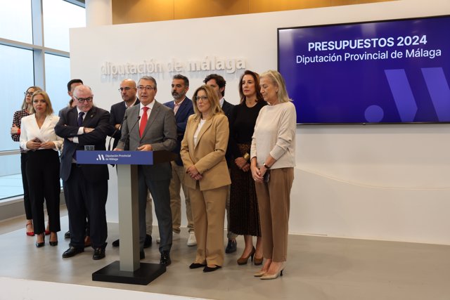 El presidente de la Diputación de Málaga, Francisco Salado, junto al equipo de gobierno, presenta los presupuestos de la institución provincial para 2024 que ascienden a 441,3 millones y aumentan un 2