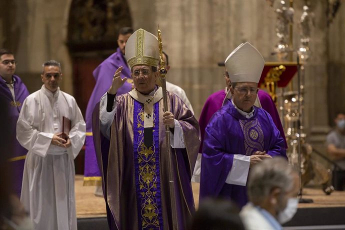 Archivo - El arzobispo de Sevilla, Juan José Asenjo (c), durante una misa funeral en la Catedral, en una foto de archivo.