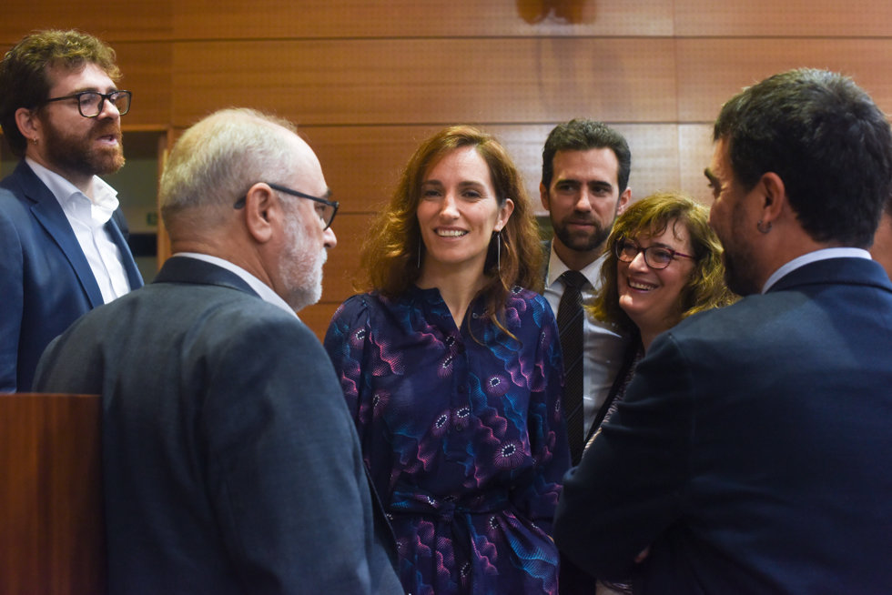La portavoz de Más Madrid en la Asamblea de Madrid, Mónica García (c), a su llegada a un pleno en la Asamblea de Madrid, a 16 de noviembre de 2023, en Madrid (España). 