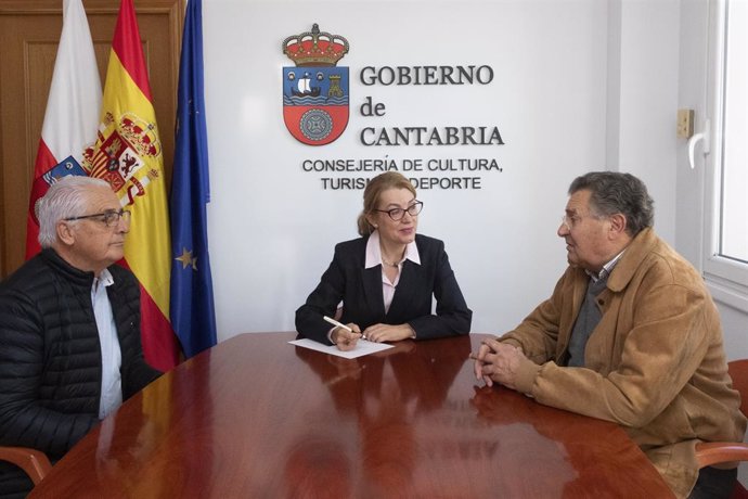 La Consejera De Cultura, Turismo Y Deporte, Eva Guillermina Fernández, Con El Alcalde Ribamontán Al Mar, Francisco Asón