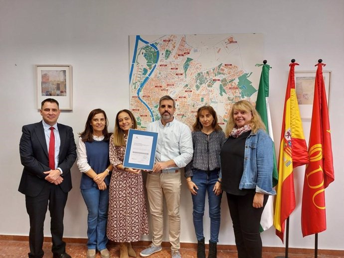 El director de la ACSA, José Ignacio del Río Maza de Lizana, entrega el certificado de calidad a los responsables de la Unidad de Formación del Distrito de Atención Primaria.