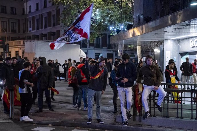 Varios manifestantes con banderas se enfrentan a la policía, durante una manifestación contra la amnistía frente a la sede del PSOE en Ferraz, a 15 de noviembre de 2023, en Madrid (España). 