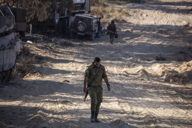 Archivo - Un soldado del Ejército de Israel en los alrededores de Sderot, cerca de la frontera con la Franja de Gaza (archivo)