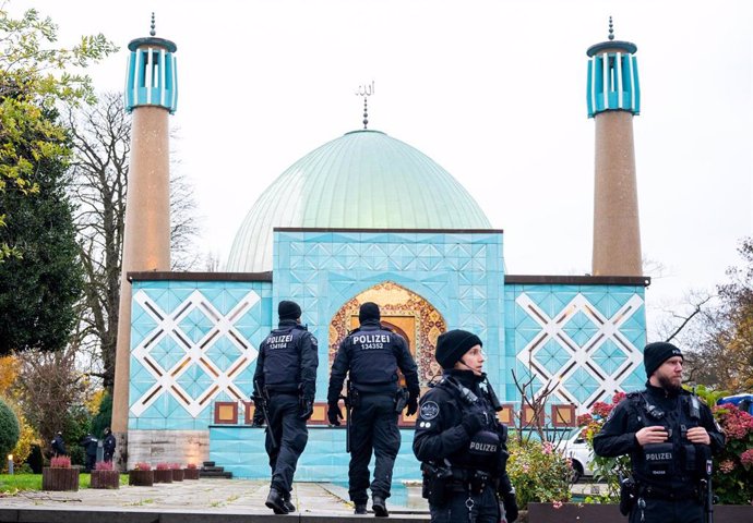 Despliegue policial en la mezquita Imán Alí, vinculada al Centro Islámico de Hamburgo