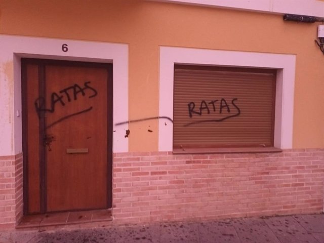 Sede de la agrupación socialista de San Sebastián de los Reyes vandalizada con pintadas en las que se lee 'Ratas'