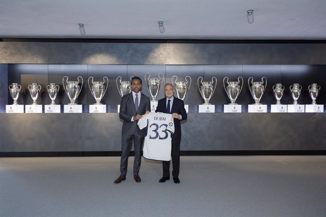 Archivo - El director ejecutivo de Visit Dubai, Issam Kazim, y el presidente del Real Madrid, Florentino Pérez.