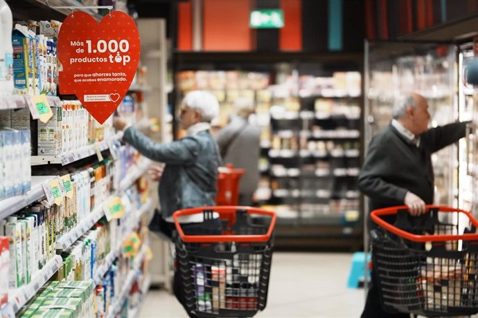 Archivo - Gente comprando en supermercado 