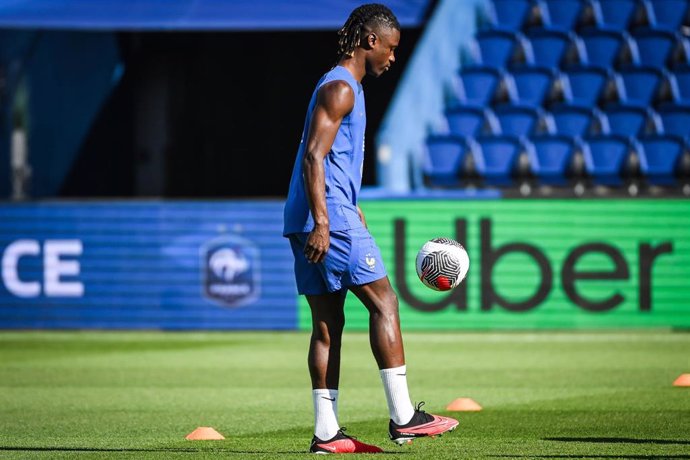 Archivo - El centrocampista Eduardo Camavinga, en un entrenamiento con la selección francesa.