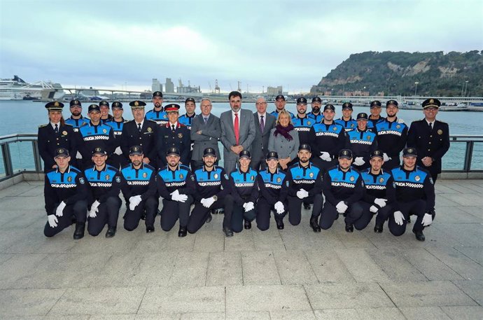 El presidente del Puerto de Barcelona, Lluís Salvadó, junto a los nuevos agentes de la Policia Porturia de Barcelona.