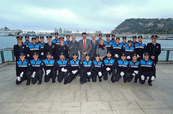 El president del Port de Barcelona, Lluís Salvadó, al costat dels nous agents de la Policia Porturia de Barcelona