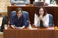 Ayuso critica que García salga "huyendo" de la Asamblea e ironiza con que será la única ministra que "vaya en patinete"