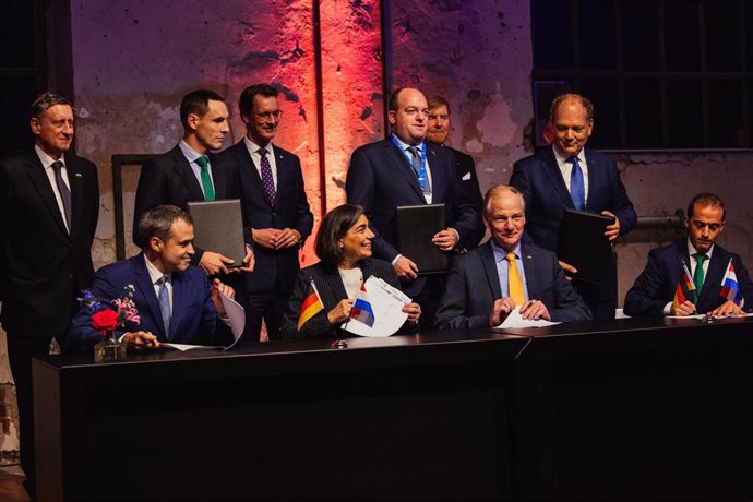 Representantes del Puerto de Bilbao, el de Ámsterdam y Duisport, junto con EVE, Petronor, Evos Amsterdam y Zenith Energy Terminals, firma un Memorando de Entendimiento para explorar el desarrollo de un corredor intraeuropeo para el hidrógeno renovable.