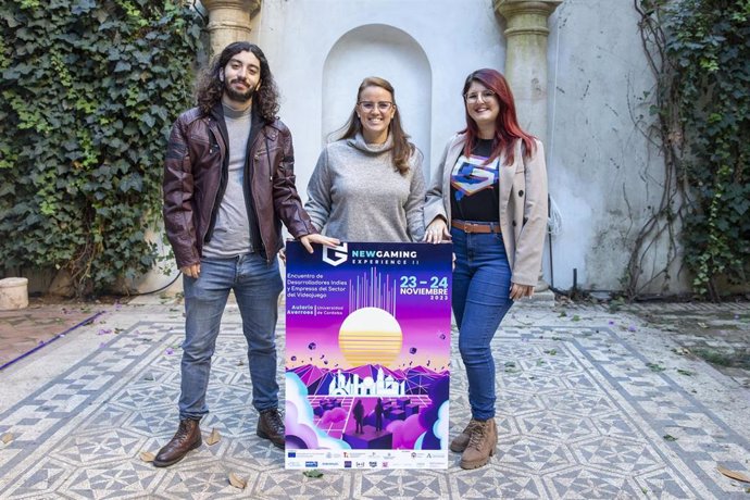 La delegada de Desarrollo Tecnológico, Transformación Digital y Juventud de la Diputación de Córdoba, Sara Alguacil (centro), en la presentación del cartel de la New Gaming Experience.