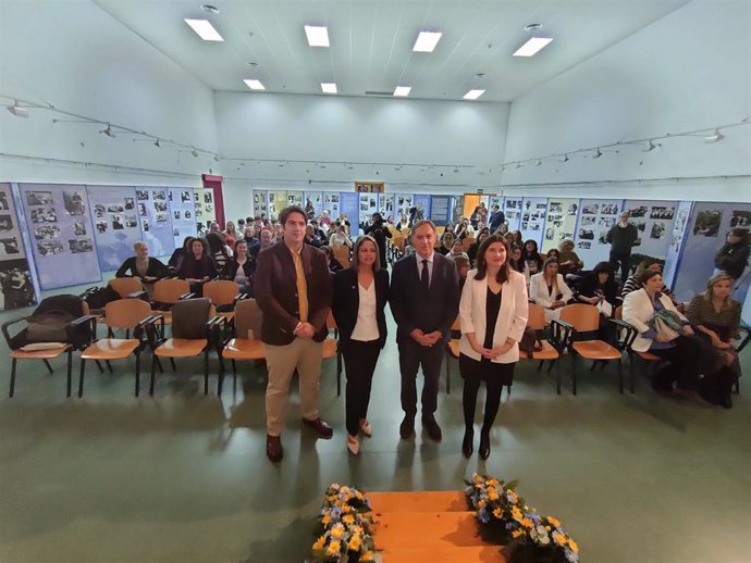 El alcalde de Salamanca, Carlos García Carbayo, segundo por la derecha, en la jornada de mujeres empresarias en la ciudad