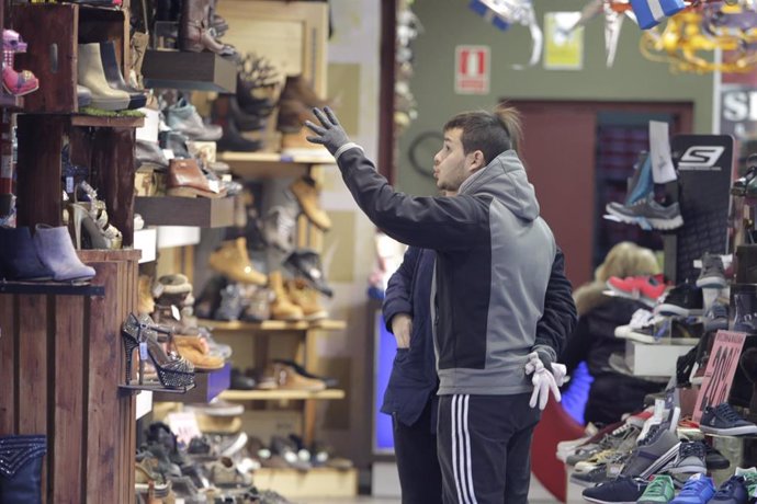 Archivo - Gente de compras en Madrid 