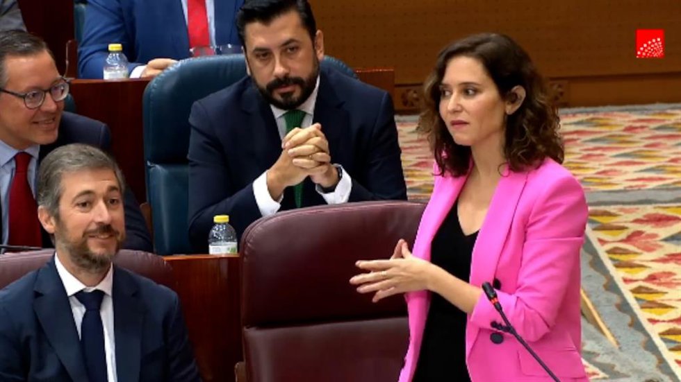 Ayuso critica que Mónica García salga "huyendo" de la Asamblea