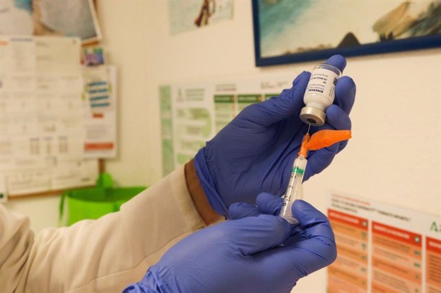 El Hospital Regional de Málaga busca voluntarios para participar en el ensayo clínico de la vacuna de HIPRA adaptada contra las variantes actuales de la Covid-19