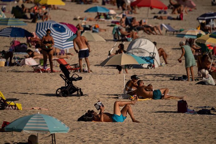 Archivo - Bañistas en la playa, a 8 de octubre de 2023, en Pontevedra, Galicia (España). Todas las provincias gallegas han superado hoy los 30 grados registrando la máxima temperatura en el municipio lucense de Lourenzá con una temperatura de 36,3 grado