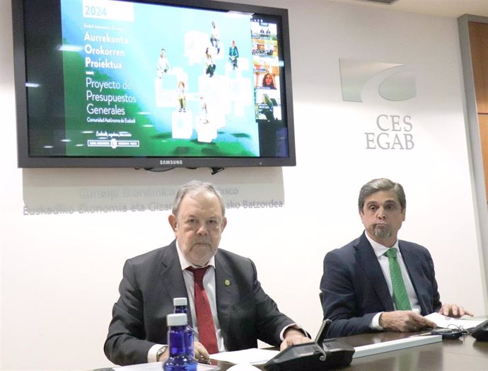 El consejero de Economía y Hacienda, Pedro Azpiazu, presenta los Presupuestos de 2024 en el CES