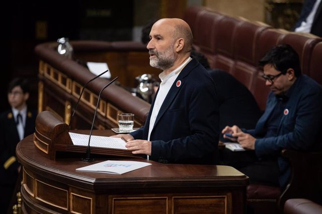 El diputado de BNG Néstor Rego interviene durante la segunda sesión del debate de investidura de Pedro Sánchez como presidente de Gobierno, en el Congreso de los Diputados, a 16 de noviembre de 2023, en Madrid (España). El Salón de Plenos del Congreso aco