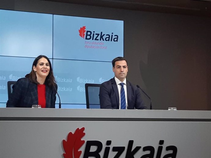 La portavoz de la Diputación de Bizkaia, Leixuri Arrizabalaga, y el diputado de Infraestructuras y Desarrollo Territorial, Imanol Pradales, en rueda de prensa.