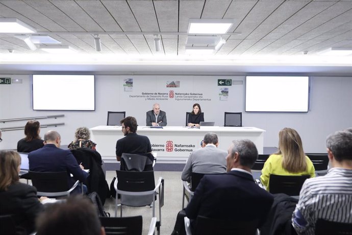 El consejero de Desarrollo Rural y Medio Ambiente, José Marí Aierdi, y la directora general de Medio Ambiente, Ana Bretaña, han presidido la reunión de la constitución de la comisión.