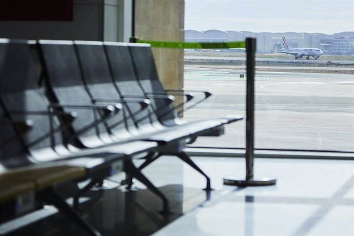 Archivo - Detalle de la terminal de Sevilla, con un avión de la compañía Volotea al fondo.