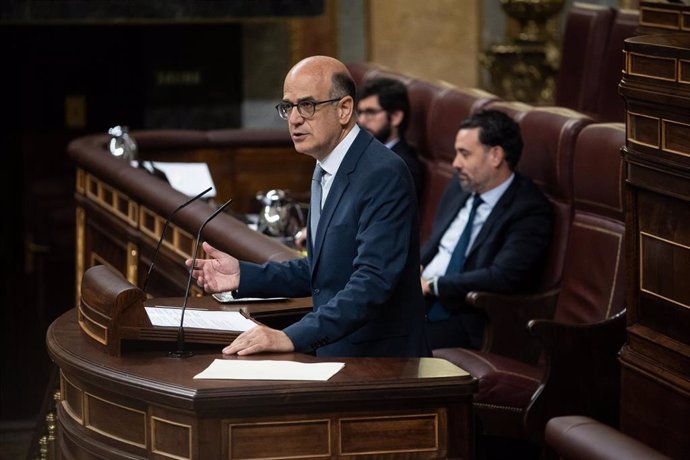 El diputado de Unión del Pueblo Navarro (UPN) en el Congreso, Alberto Catalán, interviene durante la segunda sesión del debate de investidura de Pedro Sánchez como presidente de Gobierno, en el Congreso de los Diputados, a 16 de noviembre de 2023, en Ma