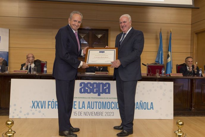 El fundador de los fabricantes de componentes del motor Ajusa, José Manuel Martínez Martínez, premiado como 'Personaje Ilustre de la Automoción Española', por Asepa