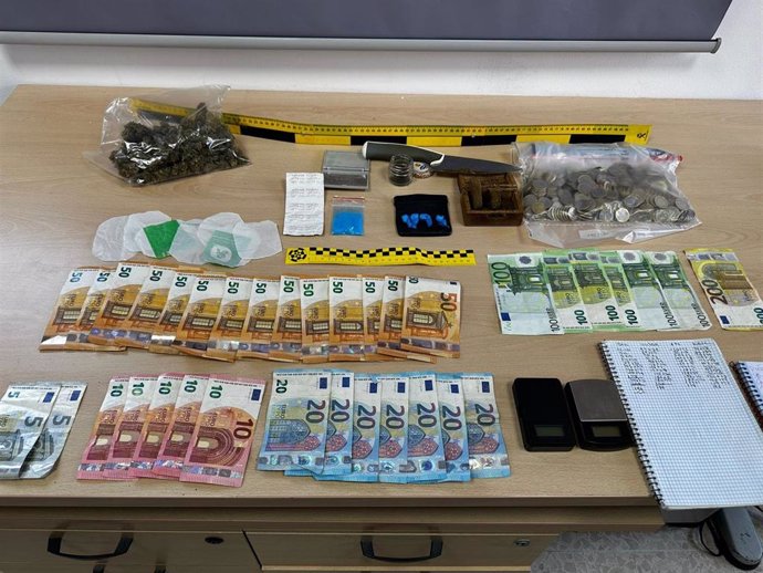 Droga y dinero intervenido en un domicilio usado como punto de venta de droga en Tarifa.