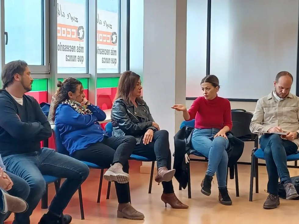 La eurodiputada y portavoz de IU, Sira Rego, con representantes de CCOO de distintas plantas de Siemens Gamesa